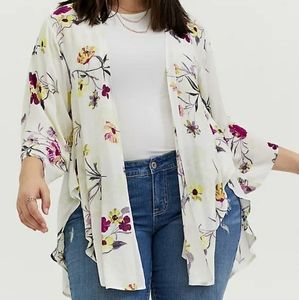 WHITE FLORAL CREPE SHIRTTAIL KIMONO